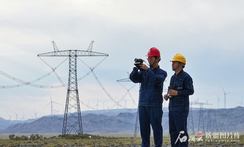 7月6日，在新疆昌吉回族自治州木垒哈萨克自治县大石头乡，新疆送变电公司员工在巡视昌吉&mdash;古泉&plusmn;1100千伏特高压直流输电线路。（张利民 摄）