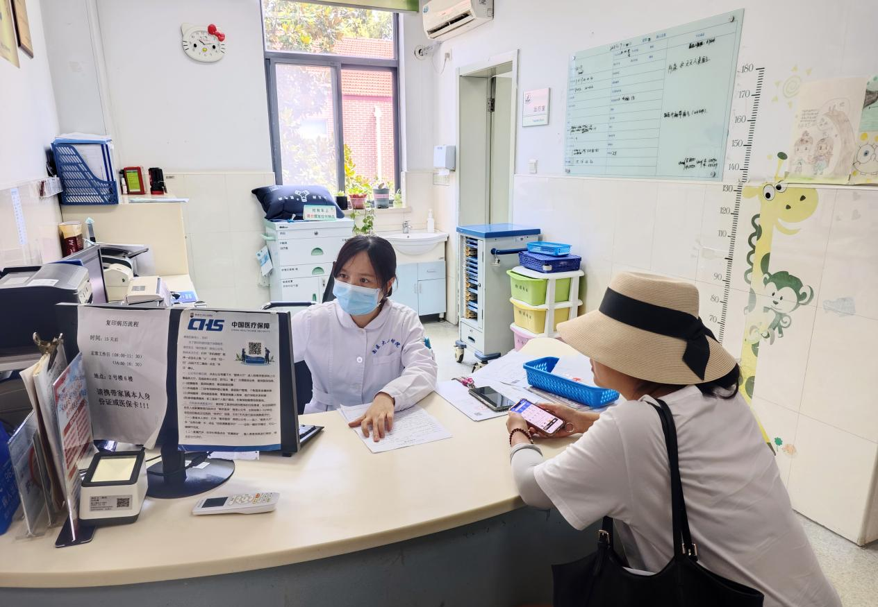 儿童医学中心病区护士在为家属办理手续