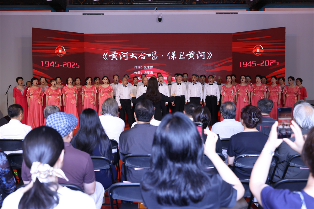 晨曦艺术团金秋合唱团在开幕式上演出