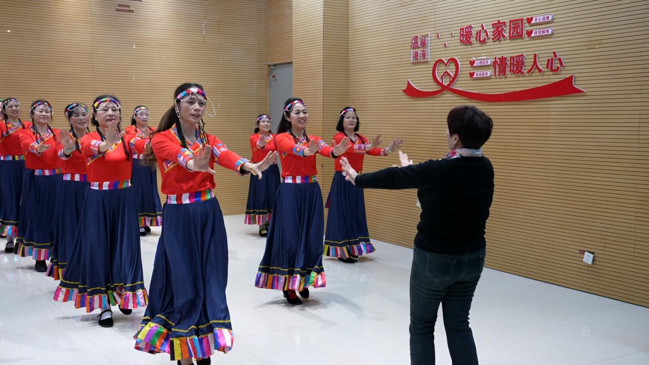 飛山民族廣場有一支800人的廣場舞隊，領舞的是黨員禹華秀（右一）。（李樂君/攝）