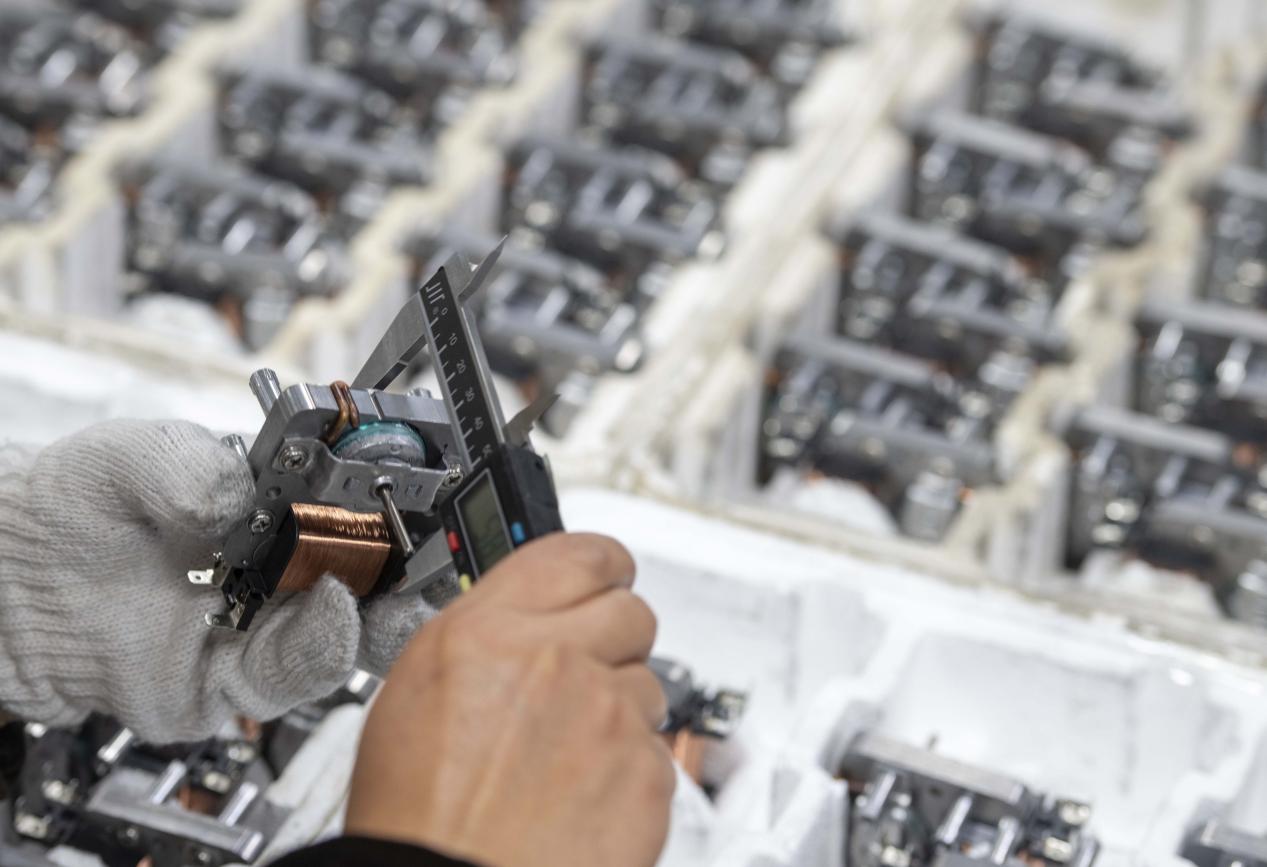 江华电机生产企业车间（蒋克青/摄）