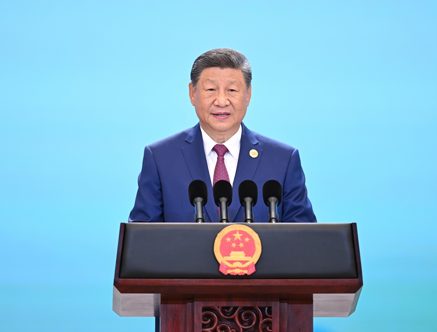   8月31日晚，国家主席习近平和夫人彭丽媛在天津梅江会展中心举行宴会，欢迎来华出席2025年上海合作组织峰会的国际贵宾。这是习近平发表致辞。
