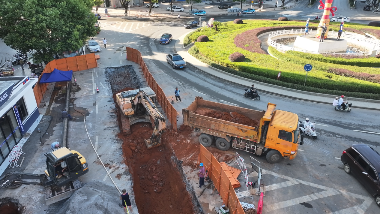 中心花园管网建设现场（黄春华/摄）