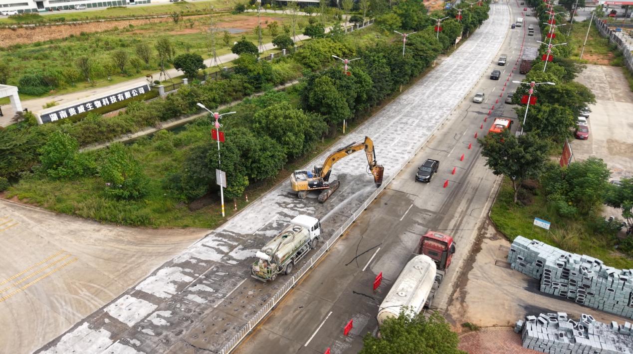 施工中的G207线江华段（蓝玉春/摄）