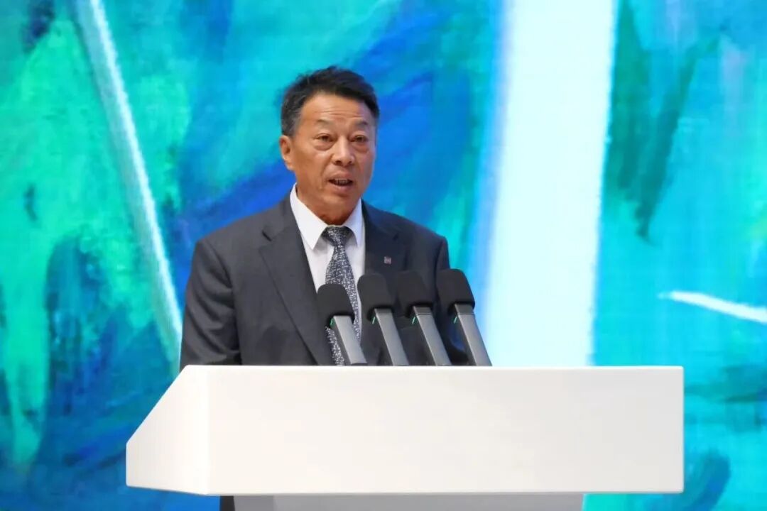 新疆美术家协会副主席、新疆油画学会主席张雷震