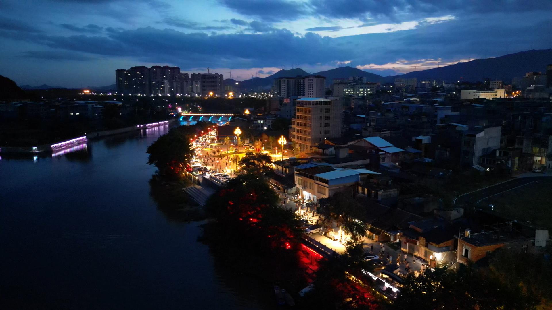 改造后的两河三岸夜景（黄春华/摄）