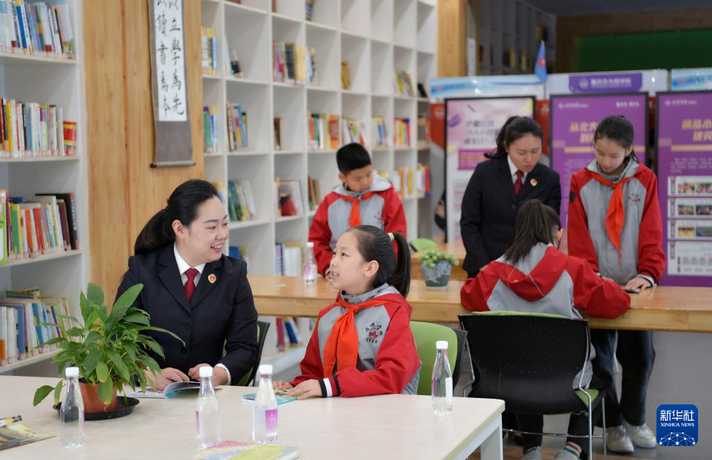   3月20日，重庆检察未成年人保护工作团队代表梅玫（左一）在重庆市为明学校与学生交流。