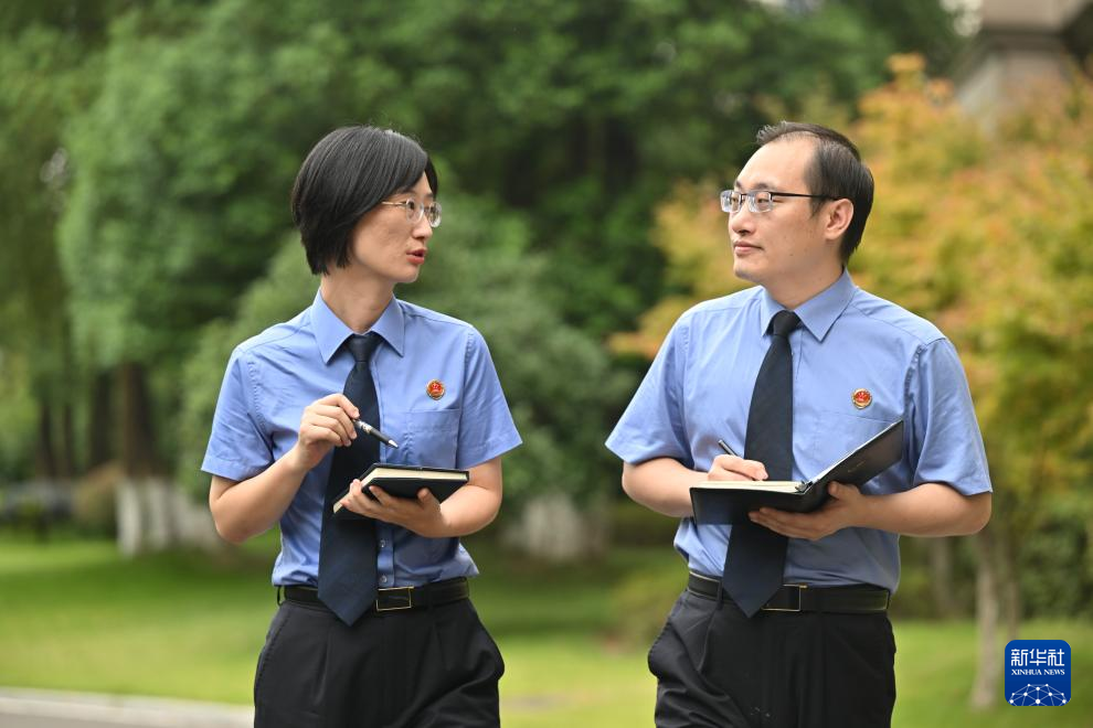   9月1日，重庆检察未成年人保护工作团队代表孙文静（左）和吴波在讨论案件。