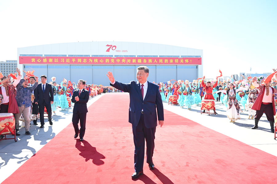   中共中央总书记、国家主席、中央军委主席习近平在乌鲁木齐出席新疆维吾尔自治区成立70周年庆祝活动后，9月25日中午乘专机返回北京。这是习近平在乌鲁木齐天山国际机场向前来欢送的各族群众挥手致意。
