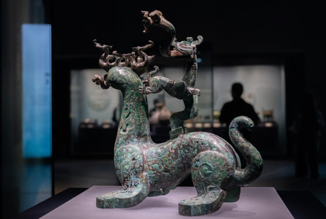 “江流万古——长江流域古代文明瑰宝展”展出的青铜神兽