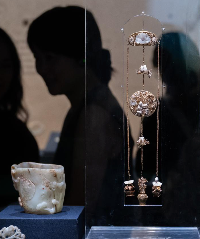 9月23日，参观者在“江流万古——长江流域古代文明瑰宝展”上观看展品