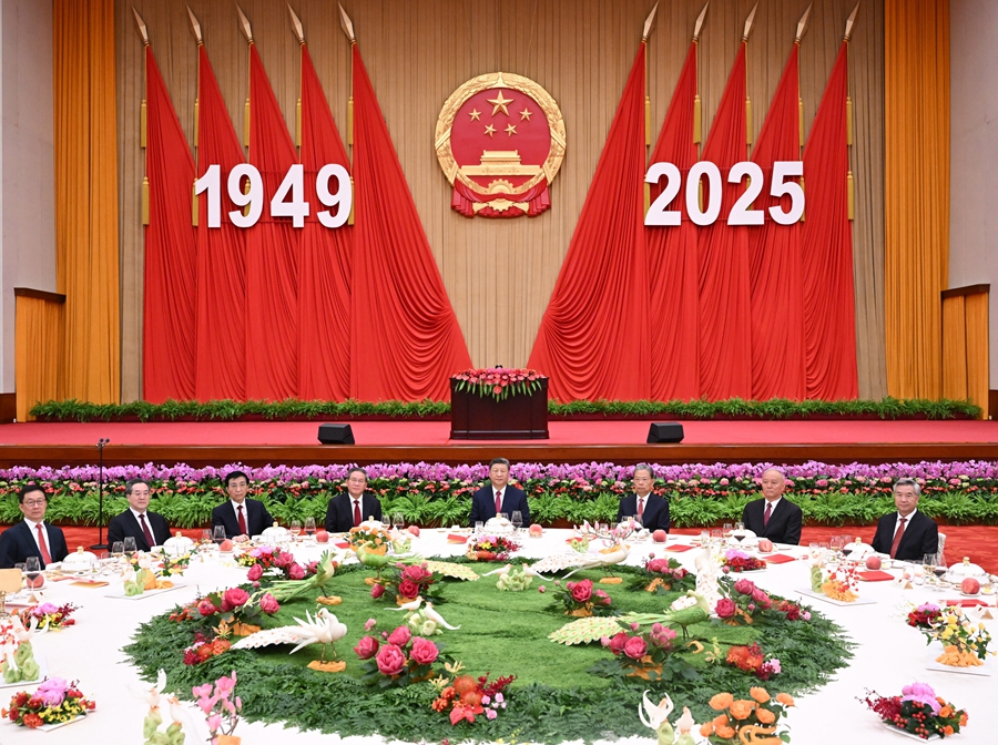  9月30日晚，庆祝中华人民共和国成立76周年招待会在北京人民大会堂举行。习近平、李强、赵乐际、王沪宁、蔡奇、丁薛祥、李希、韩正等党和国家领导人与中外人士欢聚一堂，共庆中华人民共和国华诞。