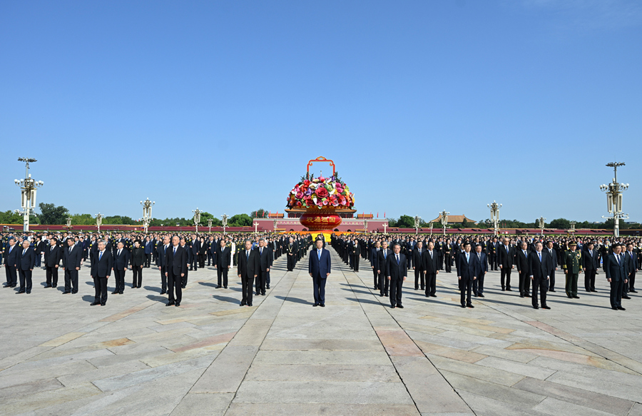   9月30日上午，党和国家领导人习近平、李强、赵乐际、王沪宁、蔡奇、丁薛祥、李希、韩正等来到北京天安门广场，出席烈士纪念日向人民英雄敬献花篮仪式。