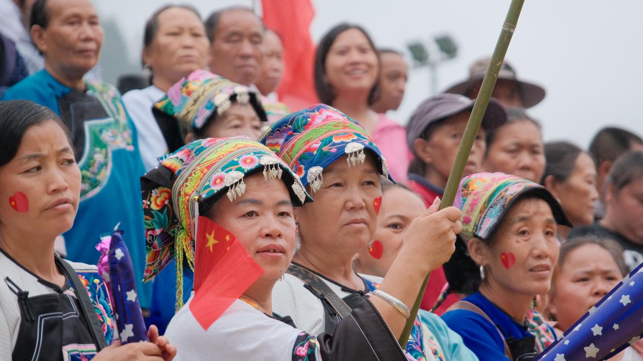 场边加油打气的当地百姓（孙茜/摄）