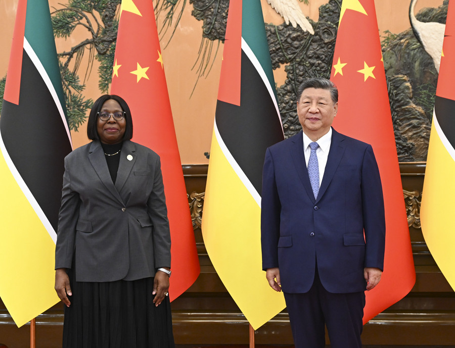  10月14日上午，国家主席习近平在北京人民大会堂会见来华出席全球妇女峰会的莫桑比克总理莱维。