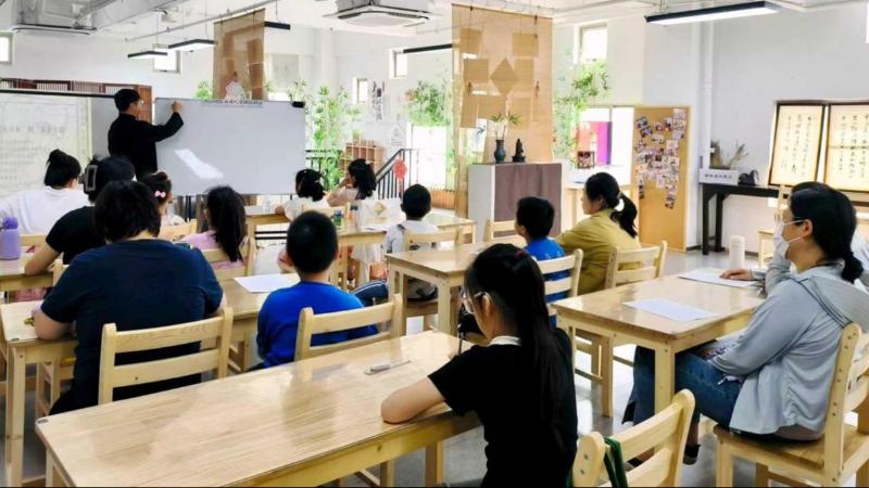 秣陵街道吉山社区吉灯国学堂带领亲子家庭学习中国历史