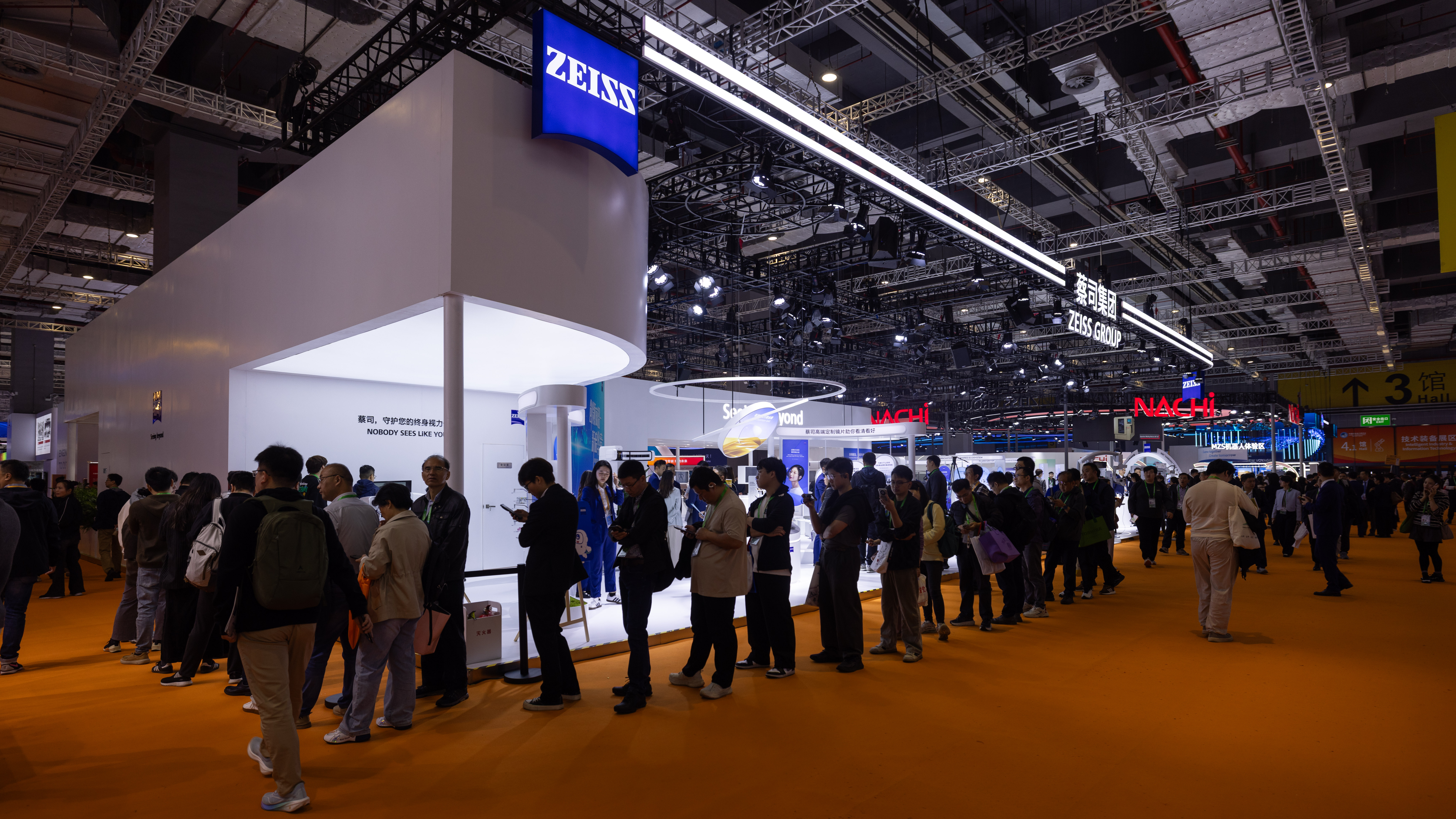 现场观众排队体验蔡司专业视力检查