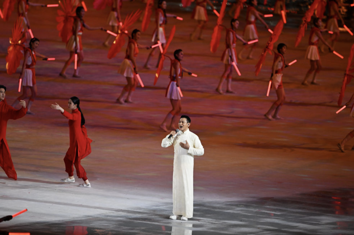 11月9日，刘德华在开幕式现场演唱。新华社记者 杨冠宇 摄