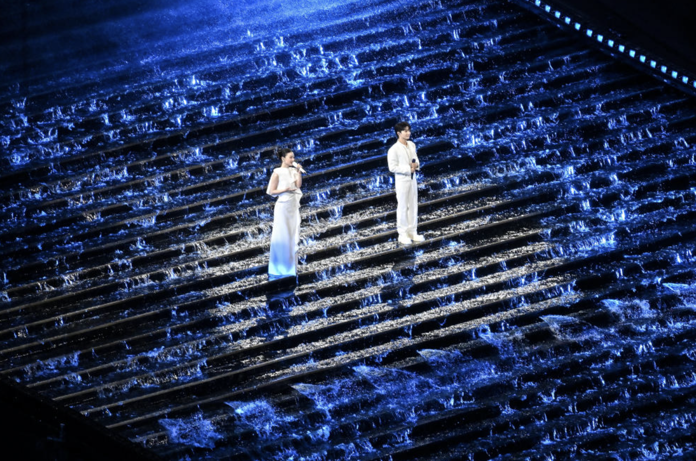 11月9日，歌手周深（右）和单依纯在开幕式现场演唱。新华社记者 李鑫 摄