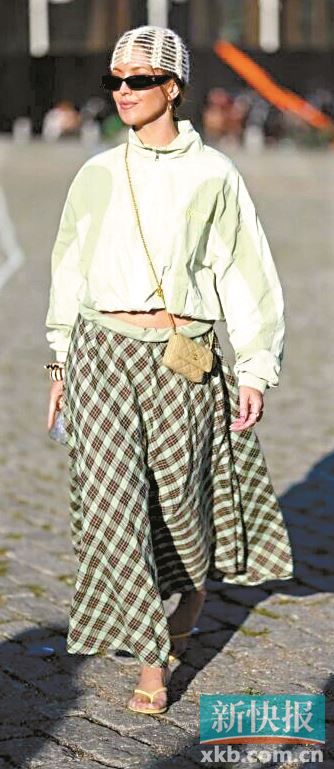 今季运动夹克短一点更流行，搭百褶裙、格纹半裙或套装裤都能穿出经典与新潮。