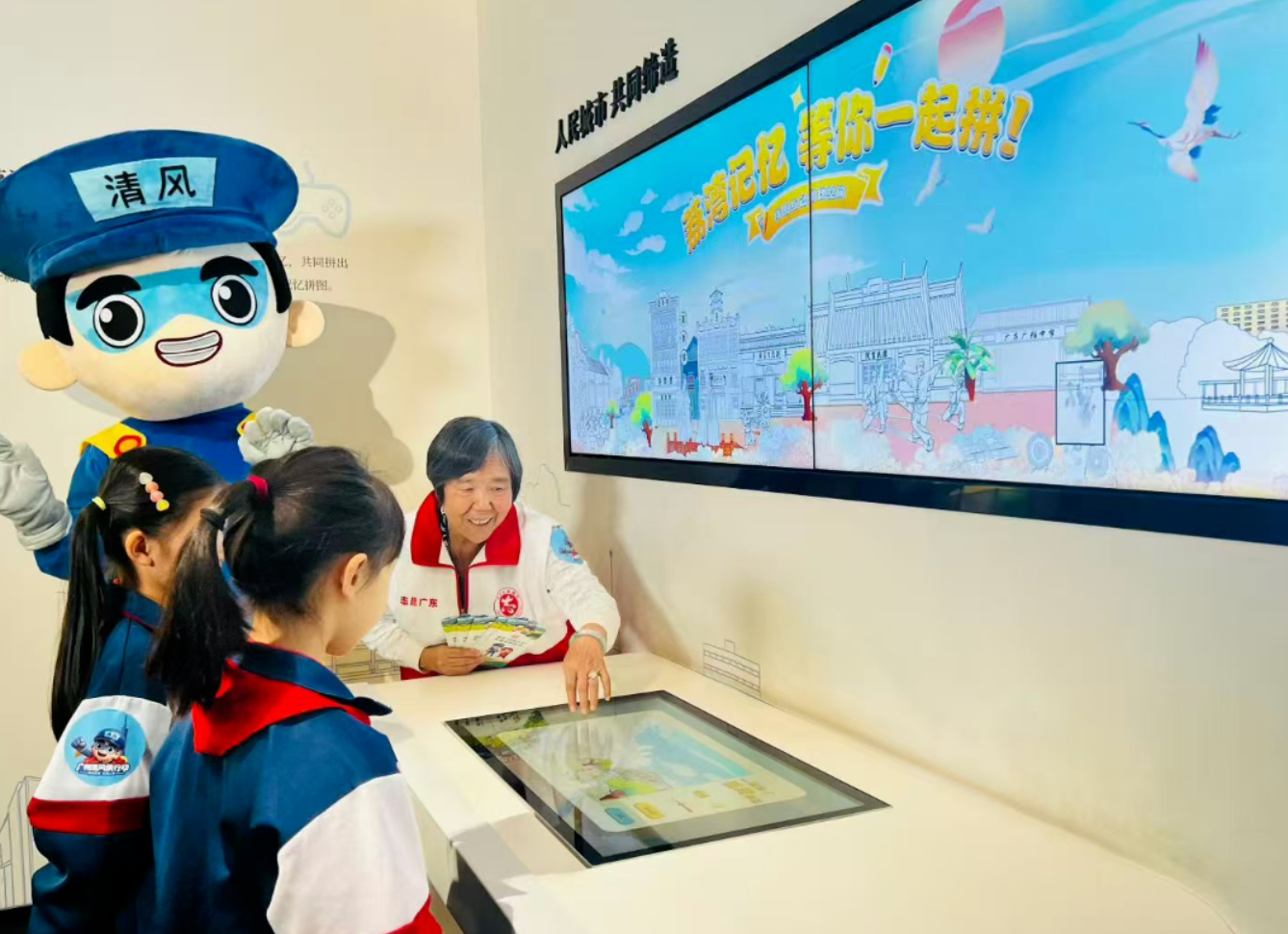 11月20日，“非遗润童心 清风护苗行”荔湾专场活动启动，活动不仅让未成年人在趣味体验中提升了自我保护意识，更凝聚起社会各界共同护苗的强大合力，为荔湾区未成年人健康成长营造了天朗气清的良好环境。（图源：广州荔湾发布）