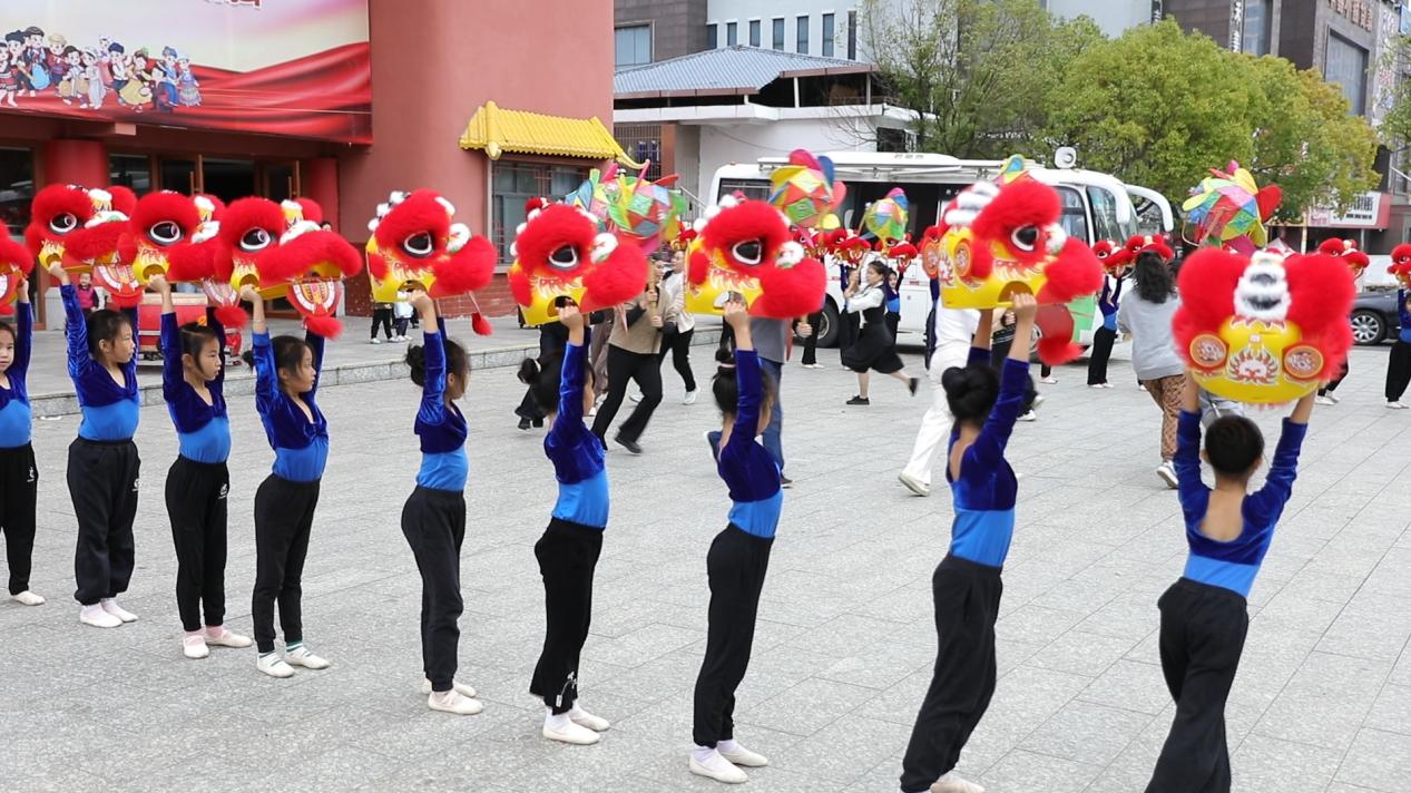 开场舞排练中（黄春华/摄）