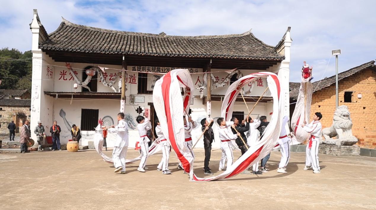 神岗龙队正在排练（蓝玉春/摄）