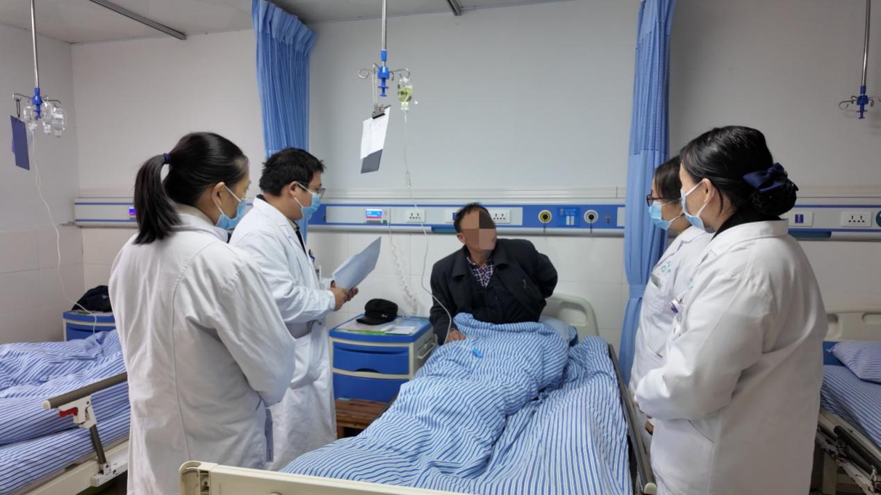 县级医院在沱江镇卫生院坐诊带教（朱婷/摄）