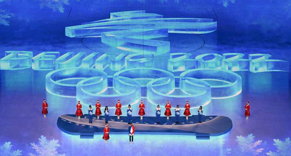 2022年2月20日晚，北京第二十四届冬季奥林匹克运动会闭幕式在国家体育场举行。这是向志愿者致谢环节。新华社记者 李贺 摄