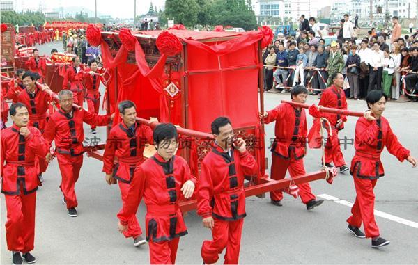 宁波地铁广告被指诡异吓人 当地回应：系非遗 已撤下