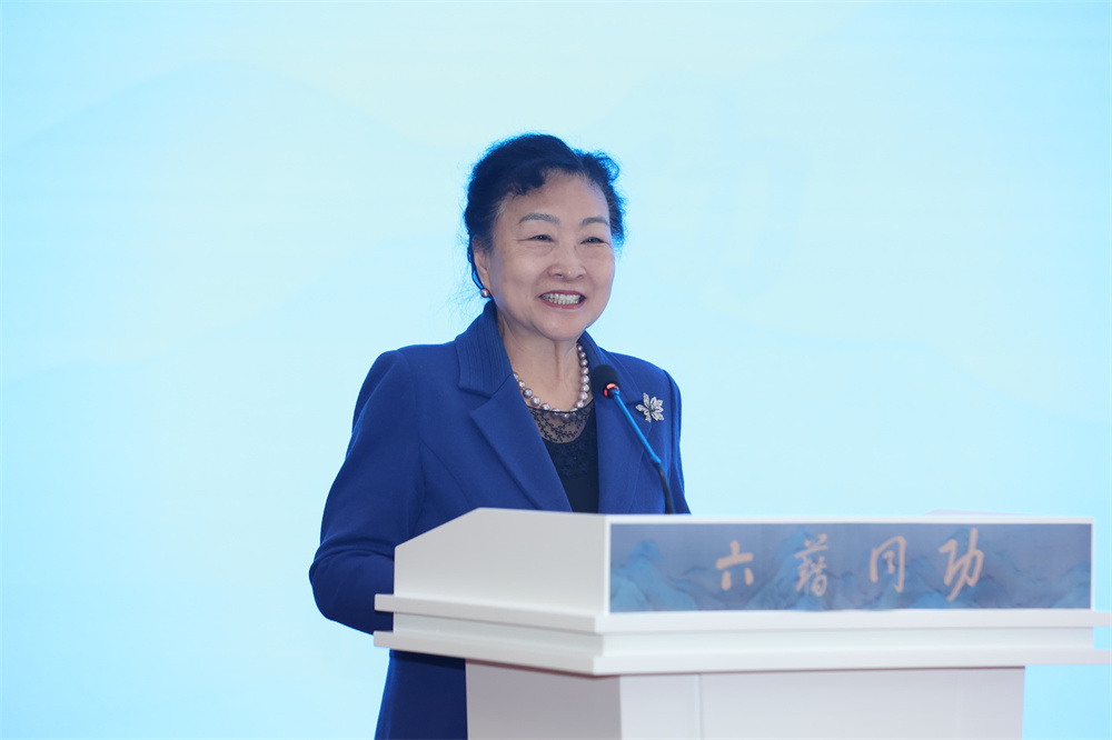 原文化部党组副书记、副部长赵少华宣布展览开幕