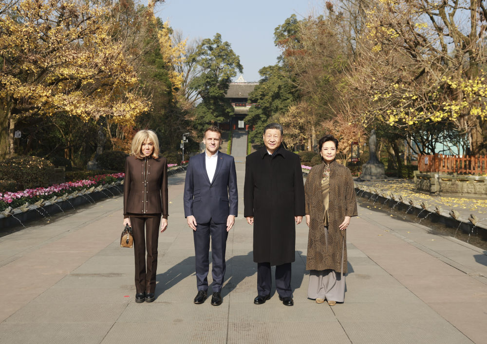 12月5日,国家主席习近平在四川省成都市都江堰同法国总统马克龙进行友好交流。这是习近平和夫人彭丽媛同马克龙夫妇合影。新华社记者 丁海涛 摄