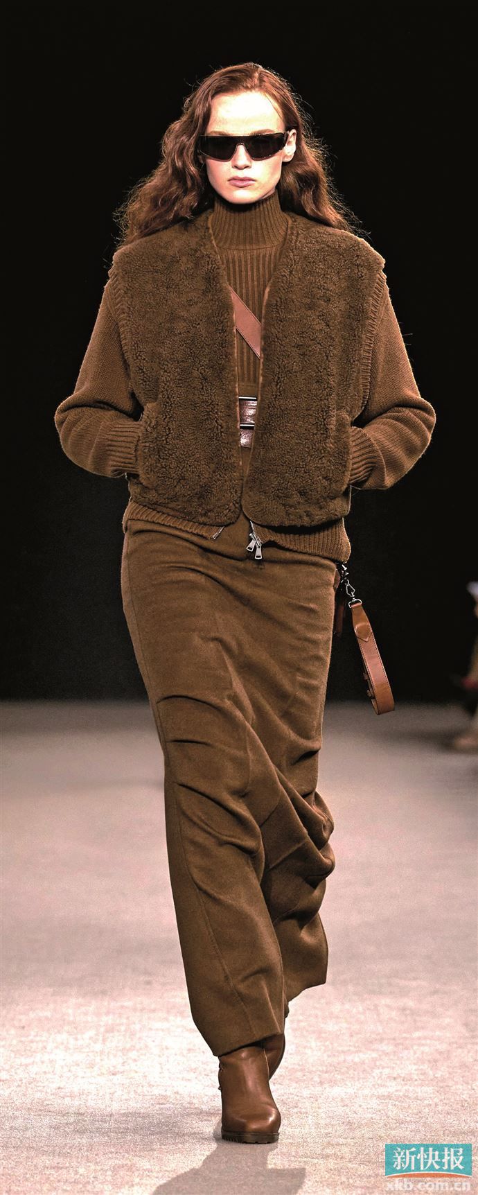 喜欢低调质感的时髦精可选同色系叠穿，通过色彩深浅变化营造层次