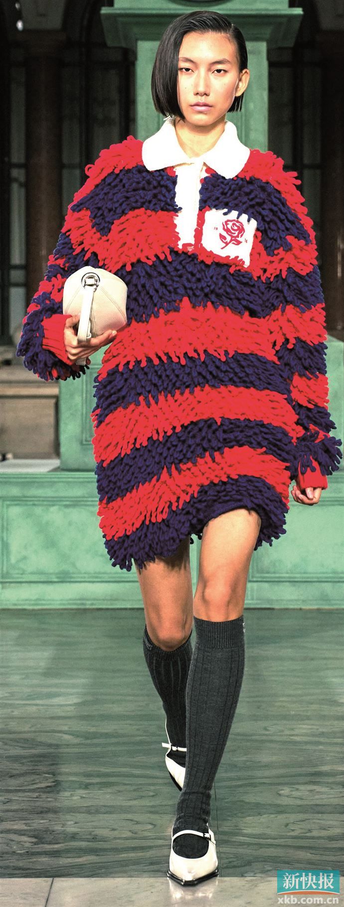 彩色条纹毛衣回归，与Polo领结合让厚重毛衣多了轻盈而更耐看