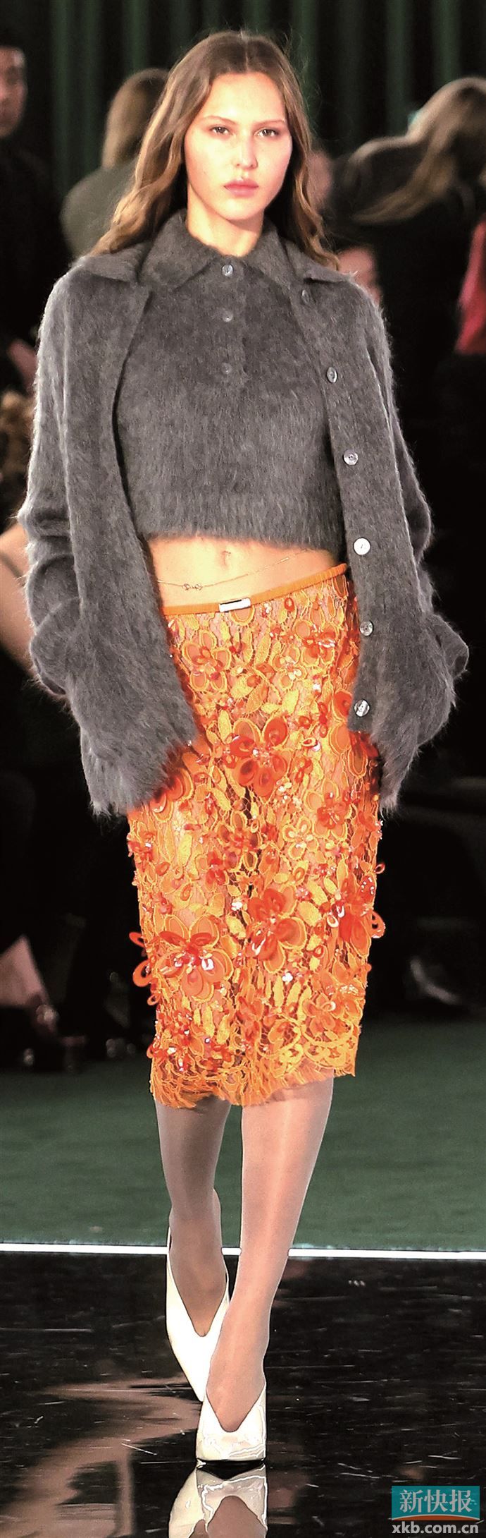 双重领口的叠穿更添层次分明的时髦趣味，搭直筒裙即可呈现优雅通勤造型