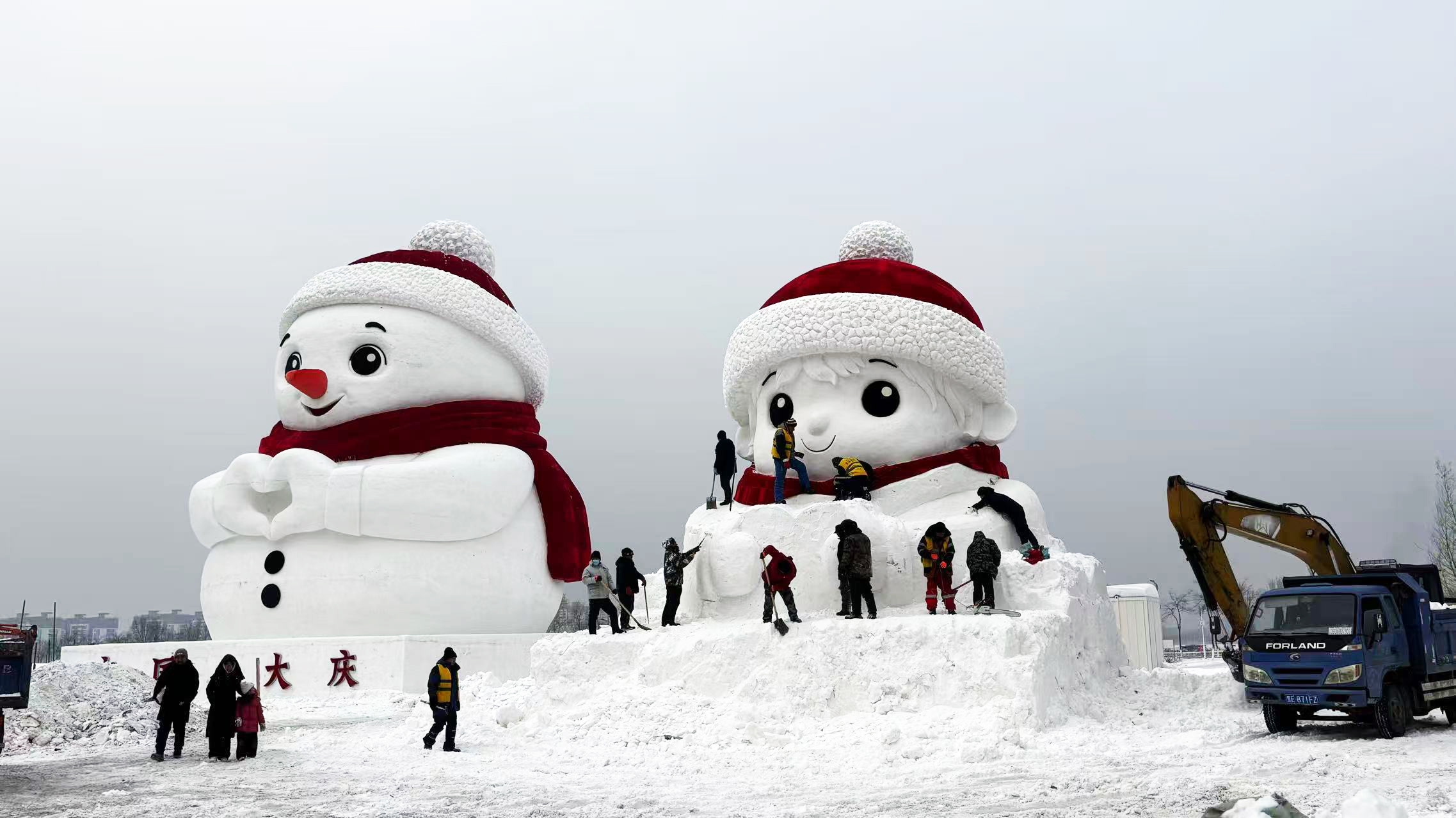 2025年12月18日，黑龙江省大庆市，兰德湖畔的大雪人正在施工。