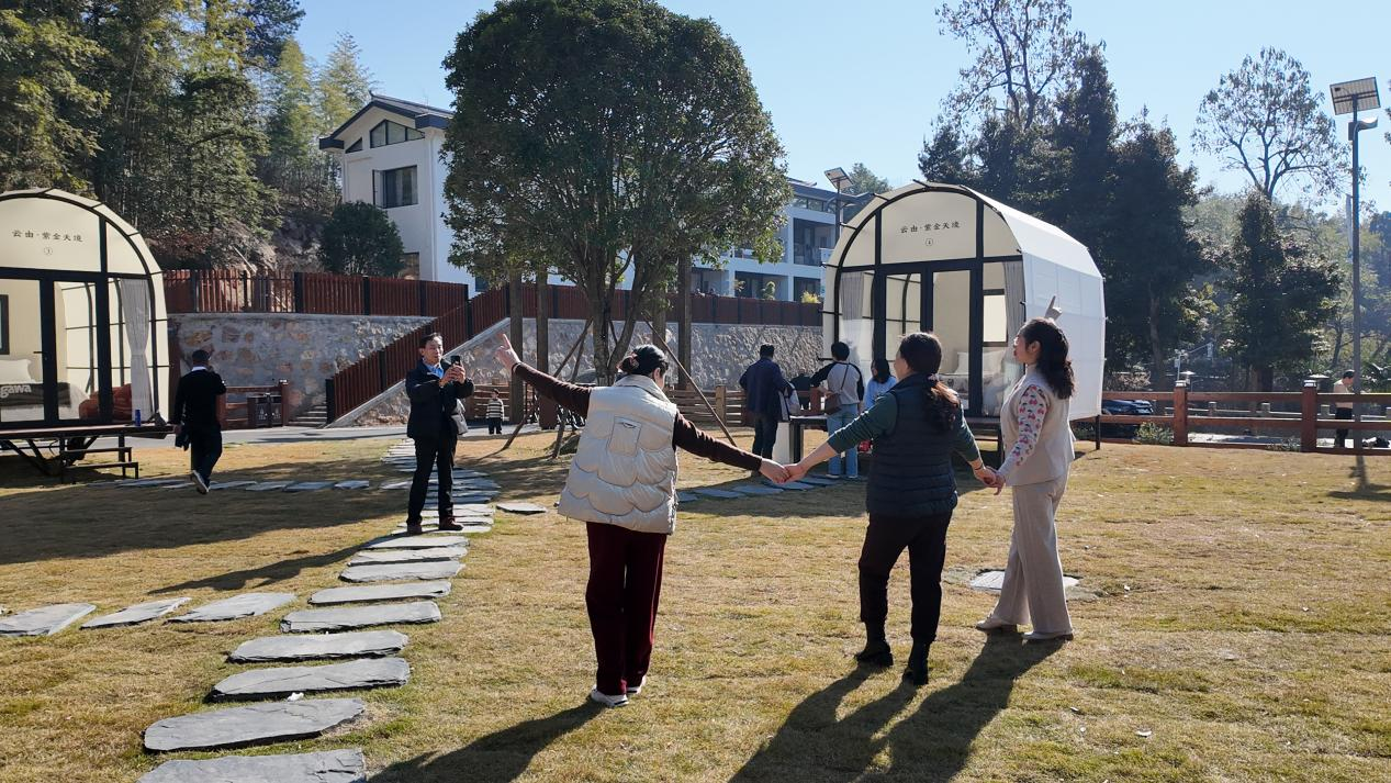 游客在露营营地拍照打卡