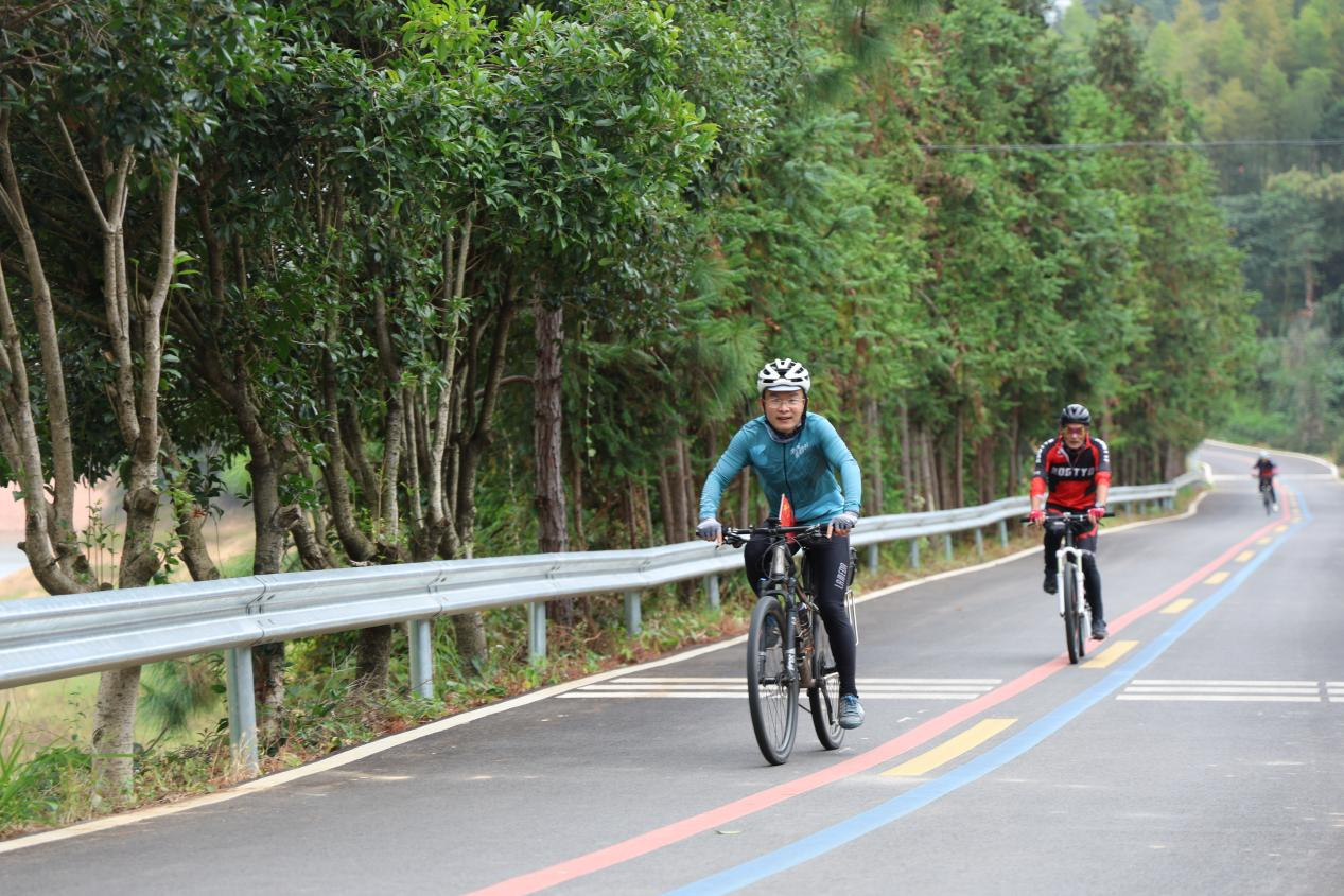 自行车环湖赛选手在比赛中欣赏九观湖美景（廖晶/摄）