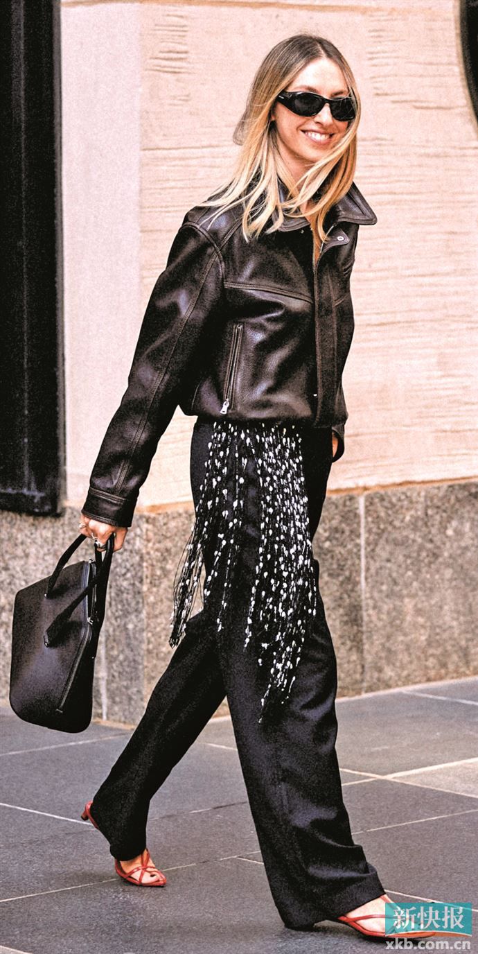 只覆盖一半面积的流苏既能形成动态层次效果，又可打造不对称线条感。