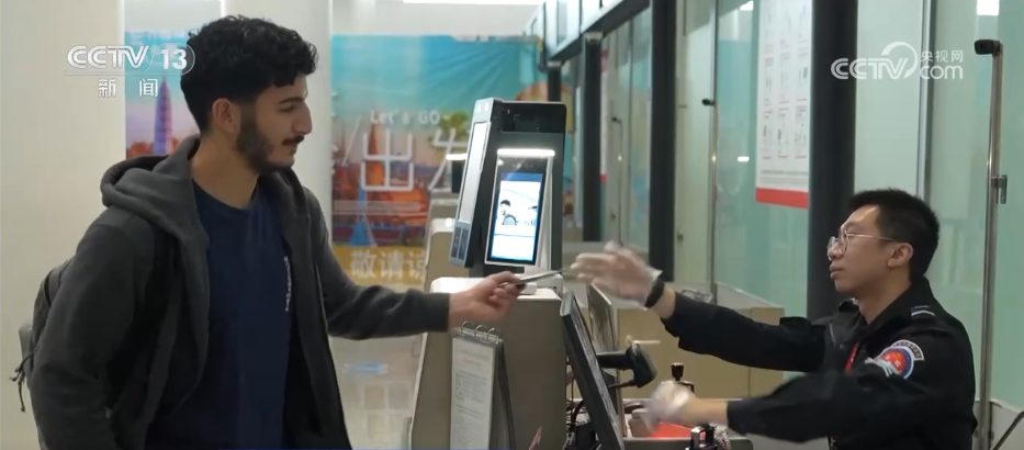 冰雪狂欢、古镇漫游……外国游客解锁中国游新玩法 新年入境游迎“开门红”