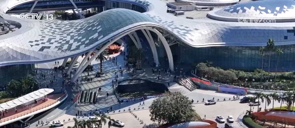 冰雪狂欢、古镇漫游……外国游客解锁中国游新玩法 新年入境游迎“开门红”