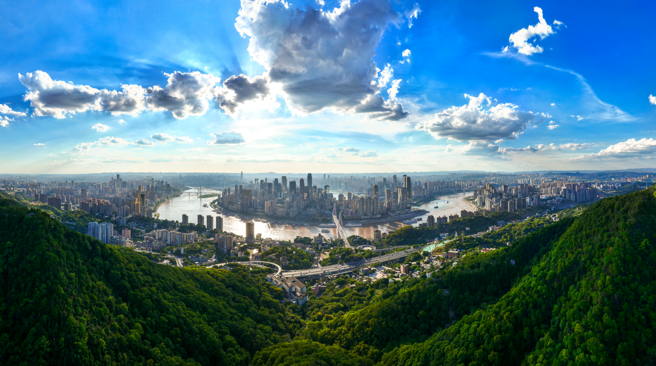 蓝天白云下的重庆。记者 尹诗语 摄