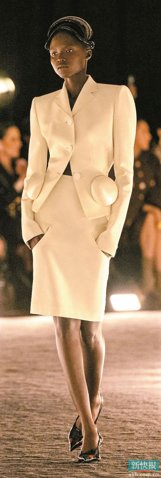 以&ldquo;云上舞白&rdquo;的温润色调平衡西装硬朗轮廓，搭哑光面料，可让职场穿搭既专业又不失温度。