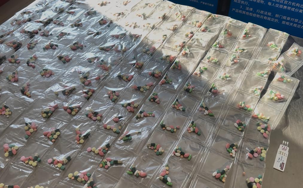 大连海关查获含冰毒成分“三无”减肥药2400粒