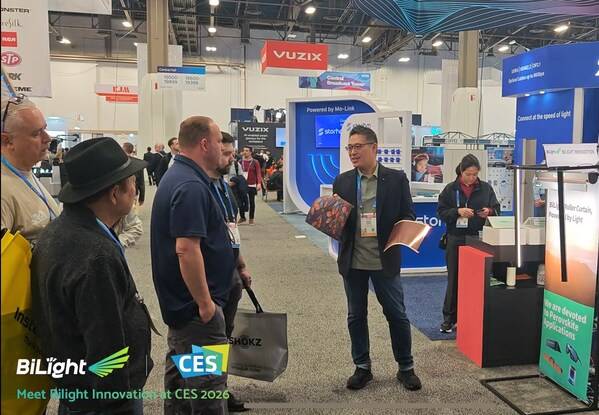 现场展示可卷的柔性光伏产品