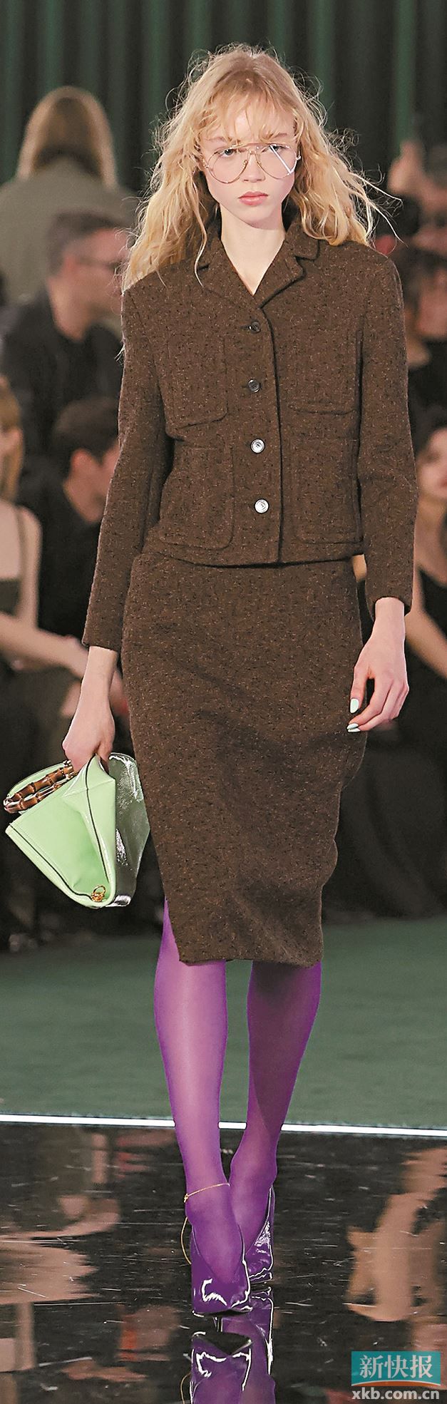 带透明感的柔美色调或贴合肤色的微妙色彩，令造型告别刻板，更显优雅格调。