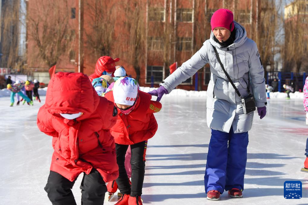 小学教师齐兵和她的“红色骑兵”速滑队
