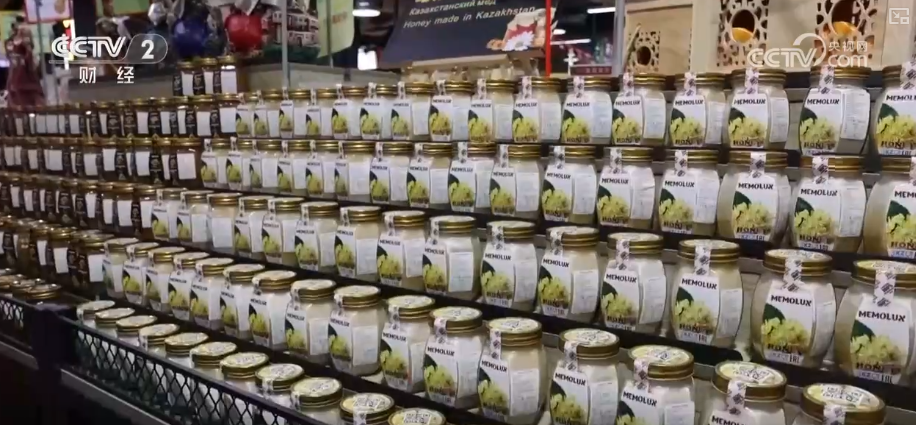 货架上的中亚美味从“厂门到厂门”直达 装满百姓采购年货“购物车”