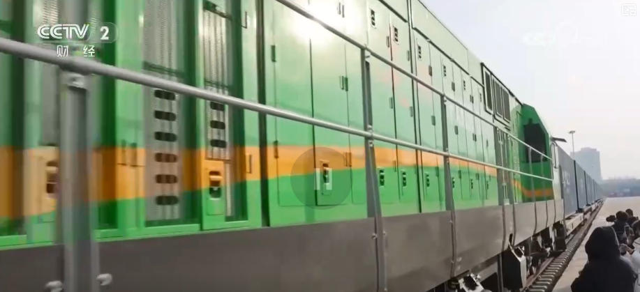 货架上的中亚美味从“厂门到厂门”直达 装满百姓采购年货“购物车”