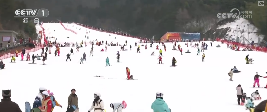 “家门口”冰雪运动激发消费新需求 冰雪经济为消费市场注入强劲“热”活力